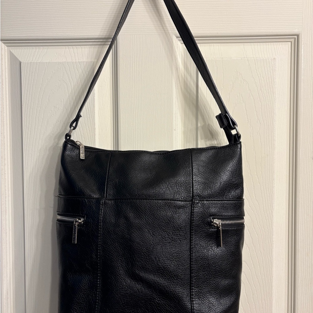 Roots Black Leather Shoulder Bag (Reposhing from acatalinaflores)